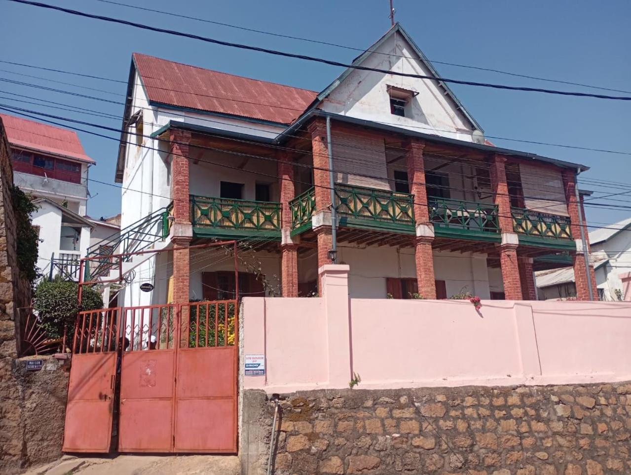 M'Serenity Guest House Антананариву Екстериор снимка